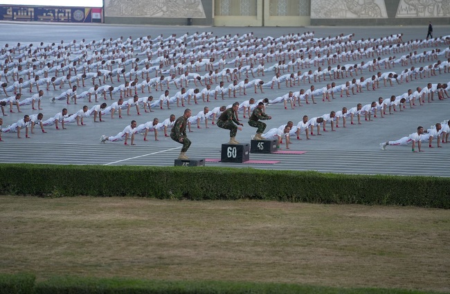 مشاهد من تفقد السيسي الطابور الصباحي للياقة البدنية والفروسية بالأكاديمية العسكرية