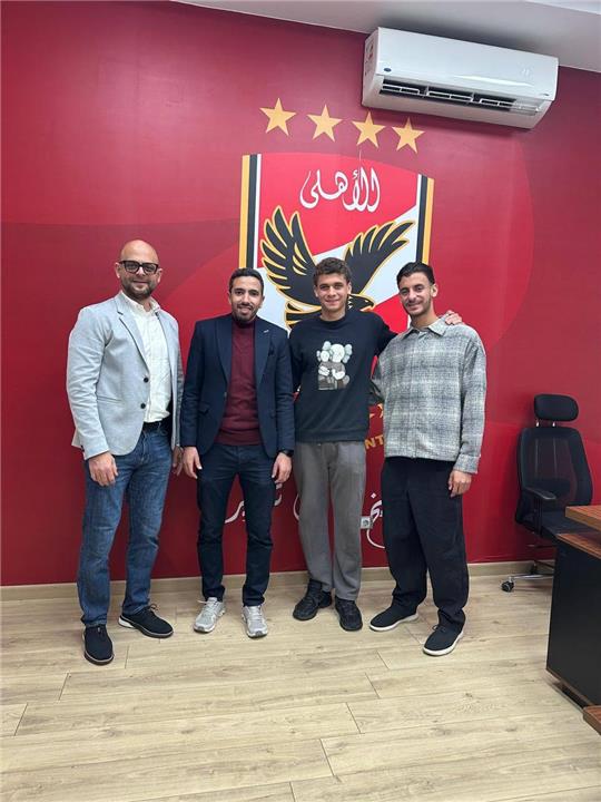 صور| حمزة عبد الكريم يوقع على عقود انضمامه إلى برشلونة.. موعد الخضوع للكشف الطبي