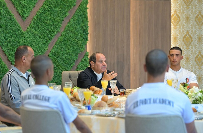 السيسي يتناول وجبة الإفطار مع طلبة الأكاديمية العسكرية ويتبادل معهم الحوار.. صور 2 السيسي يتناول وجبة الإفطار مع طلبة الأكاديمية العسكرية ويتبادل معهم الحوار.. صور