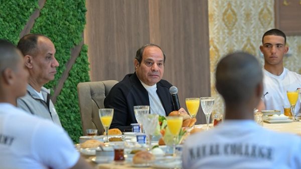 السيسي يتناول وجبة الإفطار مع طلبة الأكاديمية العسكرية ويتبادل معهم الحوار.. صور السيسي يتناول وجبة الإفطار مع طلبة الأكاديمية العسكرية ويتبادل معهم الحوار.. صور