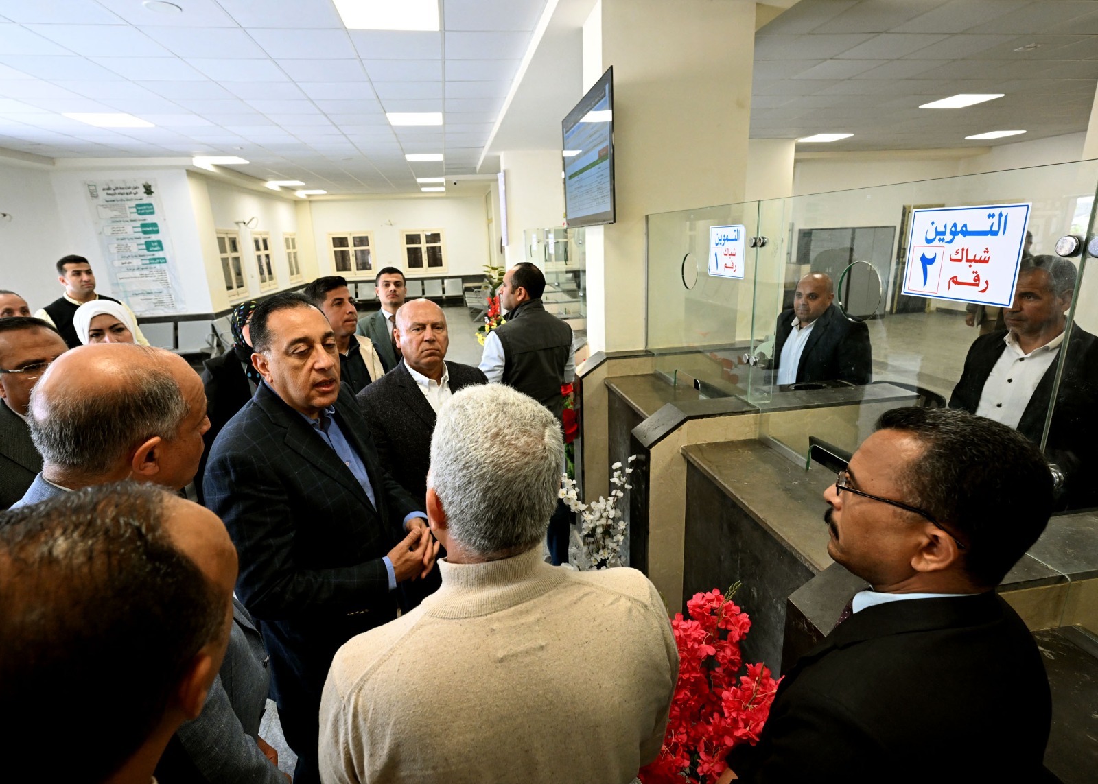 "مدبولي" يتفقد سير العمل والخدمات بالمركز التكنولوجي بقرية "تونا الجبل" بالمنيا.. صور