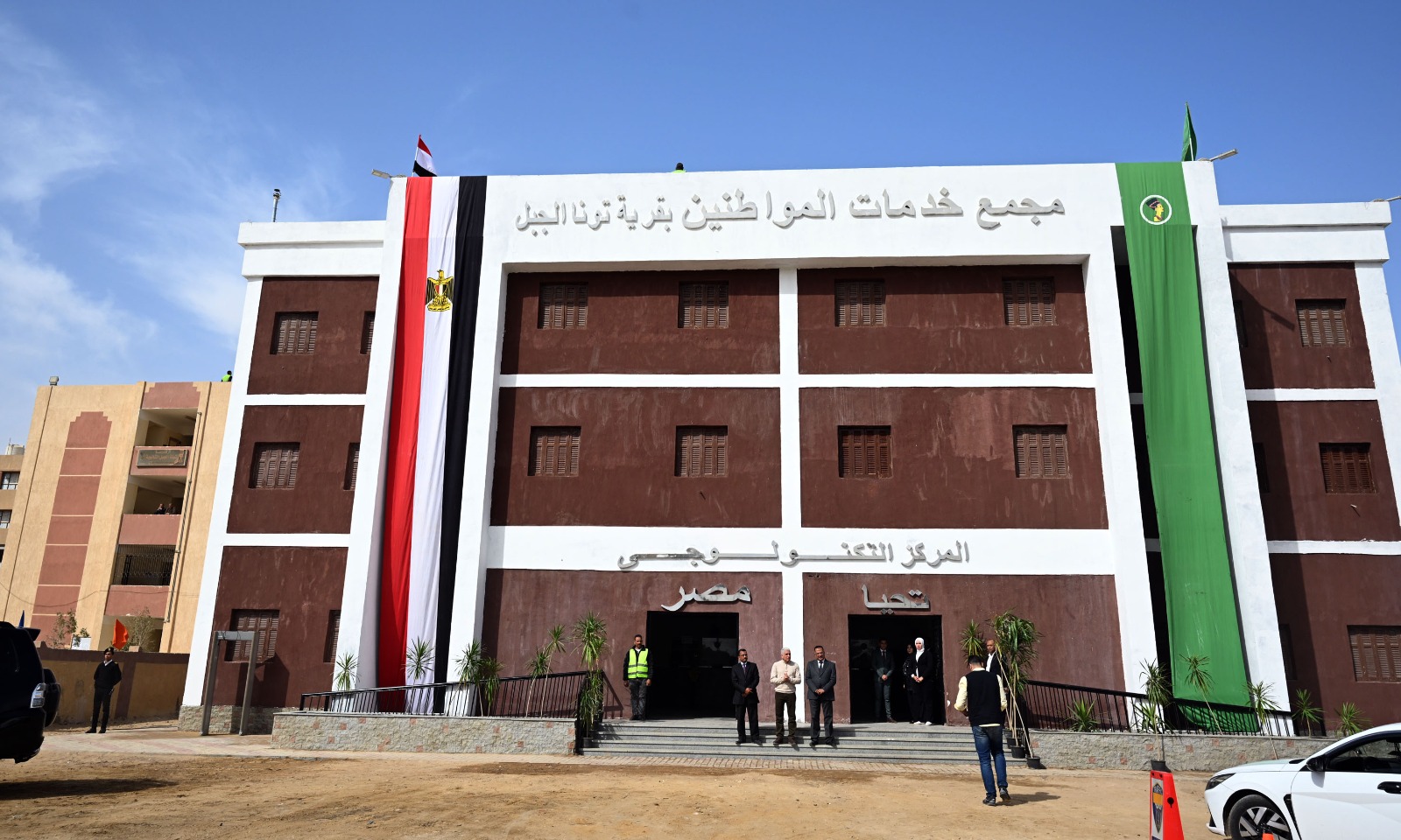 "مدبولي" يتفقد سير العمل والخدمات بالمركز التكنولوجي بقرية "تونا الجبل" بالمنيا.. صور