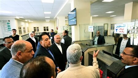 "مدبولي" يتفقد سير العمل والخدمات بالمركز التكنولوجي بقرية "تونا الجبل" بالمنيا.. صور