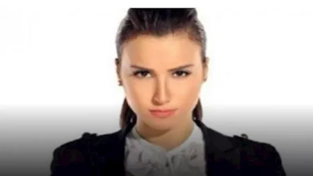 إطلالة جريئة.. هلا السعيد تخطف الأنظار بفستان وردي