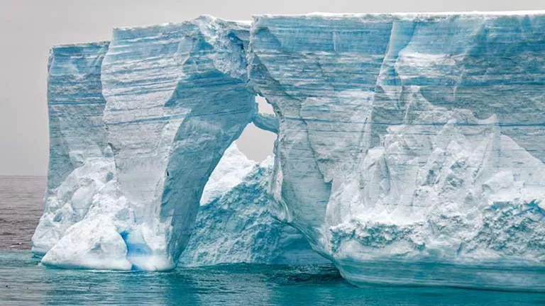 مئات الزلازل الجليدية تهز نهر يوم القيامة.. ما تأثيرها على مستوى سطح البحر؟ مئات الزلازل الجليدية تهز نهر يوم القيامة.. ما تأثيرها على مستوى سطح البحر؟