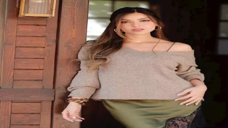 فستان بقصة الكب.. ميرنا جميل بإطلالة جريئة