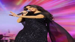 بلوك جريء.. روي تتألق في أحدث ظهور