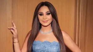 فستان أحمر من المخمل.. معلومات وصور عن إطلالة إليسا