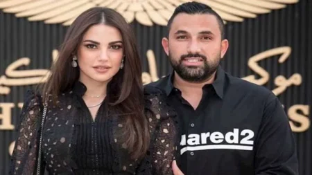 "فستان مخملي وبدلة أنيقة"… درة تتألق بإطلالتها رفقة زوجها