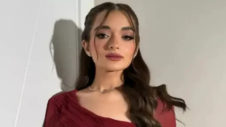 8 صور ومعلومات عن إطلالة ملك أحمد زاهر- كيف نسقتها؟