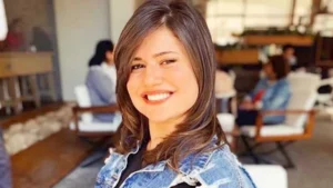 جمعت بين البساطة والأناقة.. ديانا هشام بلوك شتوي مميز