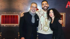 صور وفيديو من الكواليس..مدحت العدل يحتفل بعيد ميلاده في كواليس مسرحية "أم كلثوم"