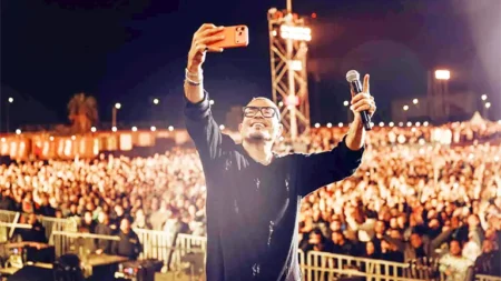 عمرو دياب يشعل شتاء 2026 .. 14 صورة ترصد أجواء حفله بالمنارة