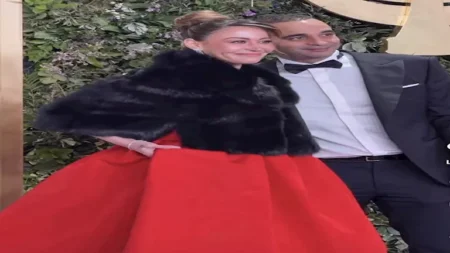 منة شلبي بإطلالة ساحرة رفقة زوجها على "ريد كاربت" حفل Joy Awards