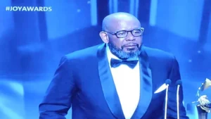 ظهر بـ"عكاز".. فوريست ويتكر يفوز بجائزة الإنجاز مدى الحياة من joy awards