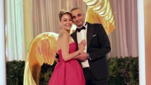 أحمد الجنايني ومنة شلبي يتألقان بصورة رومانسية في حفل Joy Awards 2026