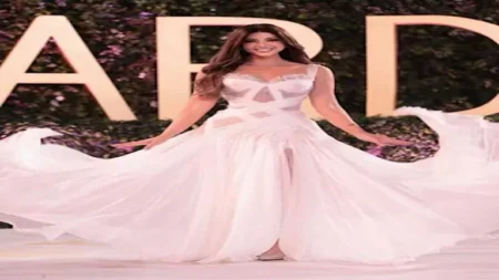 ميرنا جميل تنشر صورة مع محمد إمام: "حمزة الدباح وهدية من حفل joy Awards"