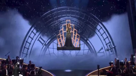 "طايرة في الجو".. دخول مميز لـ أنغام في حفلها الغنائي بالسعودية