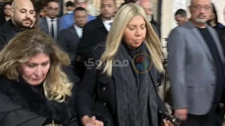 ظهور نادر للفنانة سهير رمزي في عزاء والدة هاني رمزي ظهور نادر للفنانة سهير رمزي في عزاء والدة هاني رمزي