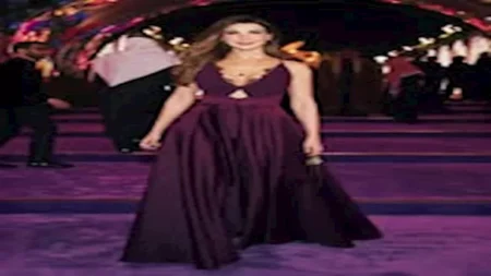 من الذهب.. سعر غير متوقع لحقيبة نانسي عجرم في Joy Awards