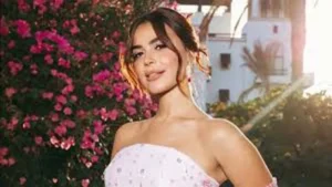 أناقة وبساطة.. رانيا منصور تخطف الأنظار بلوك ناعم