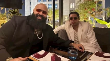 بعد قرار الإفراج عنه.. 10 صور للبلوجر محمد عبد العاطي بصحبة نجوم الفن