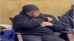 "حاضنة المصحف" والدة الاستايلست ريهام عاصم تنهار بالبكاء في عزاء ابنتها