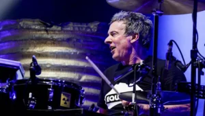 بعد صراعه مع السرطان.. وفاة عازف طبول الروك الأسطوري روب هيرست- صور