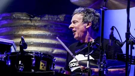 بعد صراعه مع السرطان.. وفاة عازف طبول الروك الأسطوري روب هيرست- صور