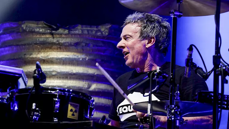 بعد صراعه مع السرطان.. وفاة عازف طبول الروك الأسطوري روب هيرست- صور