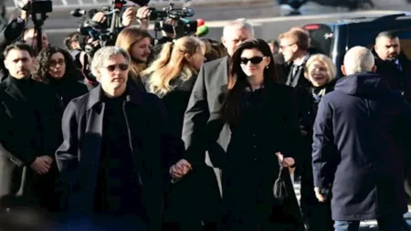 نجوم هوليوود يودعون مصمم الأزياء فالنتينو جارافاني في روما