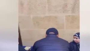 أحمد السقا يُقبل يد والدة الاستايلست ريهام عاصم في عزاء ابنتها (صور)