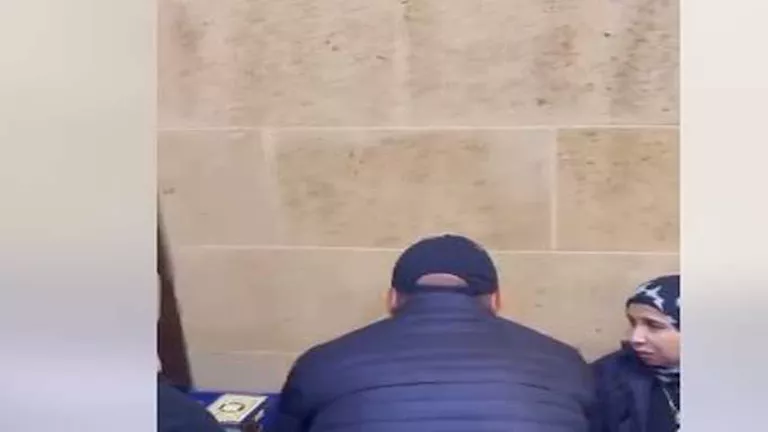 أحمد السقا يُقبل يد والدة الاستايلست ريهام عاصم في عزاء ابنتها (صور) أحمد السقا يُقبل يد والدة الاستايلست ريهام عاصم في عزاء ابنتها (صور)