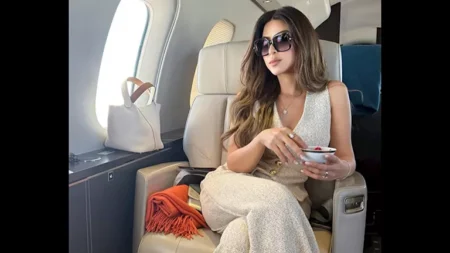 ميرنا جميل تخطف الأنظار بإطلالة أنيقة داخل الطائرة.. صورة