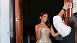 فيديو| رقصت مع نانسي عجرم.. منى زكي "تريند" على "جوجل"