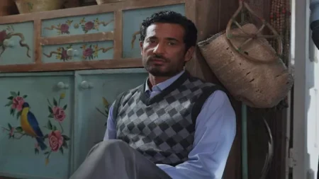 "شكله عامل عظمة وبثق في أعماله"..الجمهور يشيد بـ عمرو سعد في "إفراج"- صور