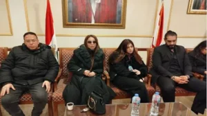 دوللي شاهين تمازح الصحفيين في عزاء والدتها بكنيسة القديس مار يوسف