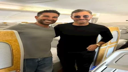 "أستاذي".. أحمد سعد يعلق على لقائه مع كاظم الساهر داخل الطائرة (صور)