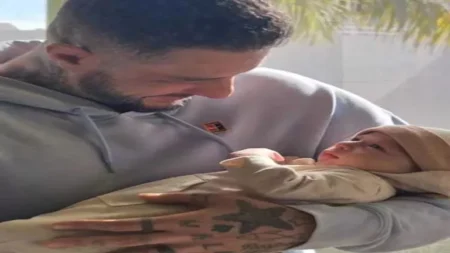 أحمد الفيشاوي ينشر صورة مع طفل ويعلق:"حبيب جدو"