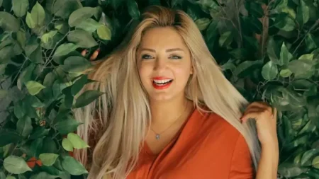 بلوك شتوي.. مي حلمي تخطف الأنظار بإطلالة أنيقة