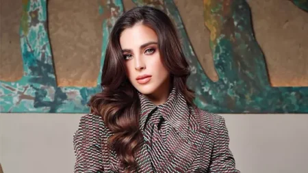 جمالها لافت.. ملكة جمال الكون 2025 بإطلالة جذابة