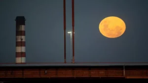 21 صورة مذهلة لقمر الذئب العملاق بعد ظهوره ليلا في سماء العالم