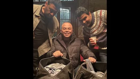 "وسط الدولارات".. عمرو سمير عاطف يروج لمسلسل "فن الحرب" "وسط الدولارات".. عمرو سمير عاطف يروج لمسلسل "فن الحرب"