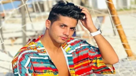 صورة من المستشفى.. عنبة يتعرض لوعكة صحية