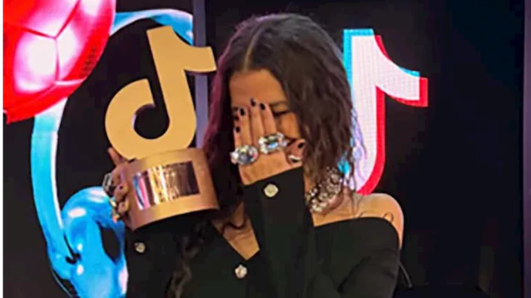 بإطلالة جريئة ومختلفة.. أميرة أديب تحتفل بفوزها بجائزتها الأولى في الموسيقى بإطلالة جريئة ومختلفة.. أميرة أديب تحتفل بفوزها بجائزتها الأولى في الموسيقى