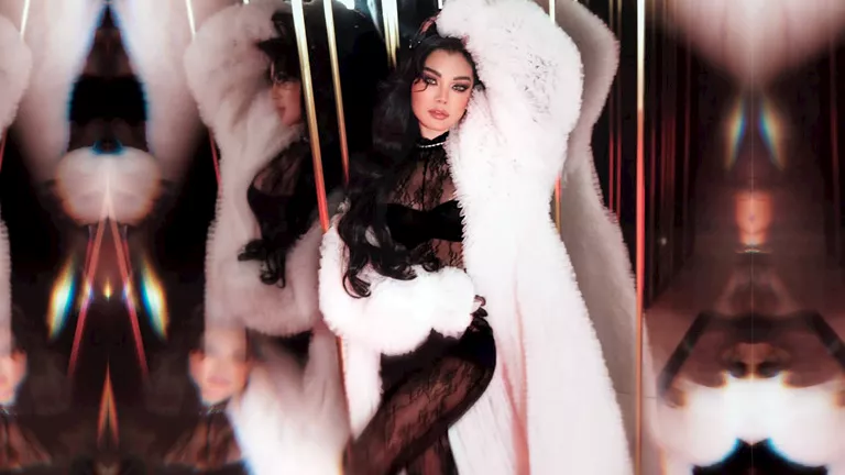 هيفاء وهبي تروج لأغنيتها "مراية الحب" بجلسة تصوير من الكواليس هيفاء وهبي تروج لأغنيتها "مراية الحب" بجلسة تصوير من الكواليس