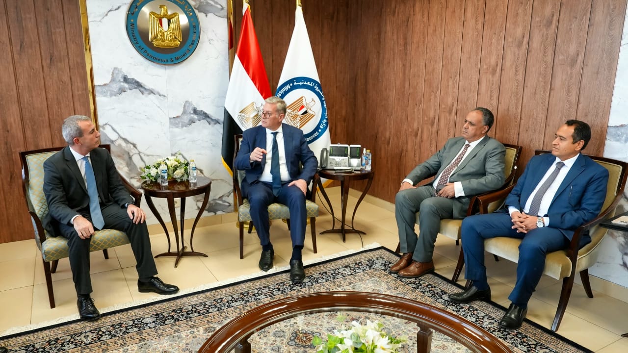 وزير البترول يتابع مع مسئولي "إيني" الإيطالية خطط زيادة الإنتاج وحفر آبار جديدة