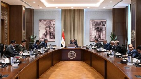 رئيس الوزراء يتابع مشروعات التنمية بمحافظة مطروح