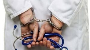 طبيب غائب لعامين وشقيقه يمارس العمل داخل وحدة صحية منتحلًا صفته بالبحيرة