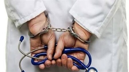 طبيب غائب لعامين وشقيقه يمارس العمل داخل وحدة صحية منتحلًا صفته بالبحيرة